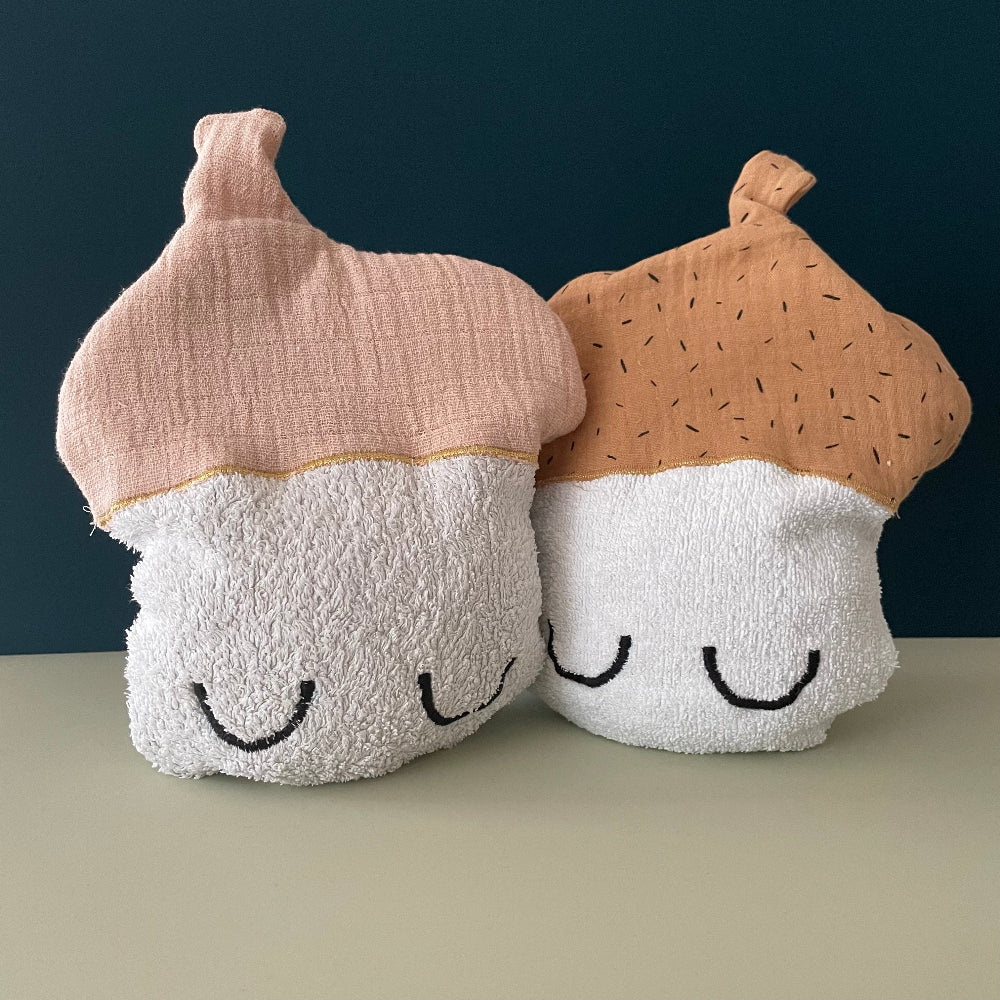 kirschkernkissen eicheln character design studio umaerv